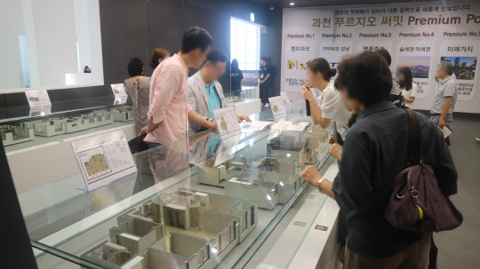 내달 청약일정에 돌입하는 과천주공1단지 재건축 과천푸르지오써밋 모델하우스에서 유니트 외 평형을 모형도와 안내 책자로 둘러보고 있는 방문객들의 모습.  이상현기자